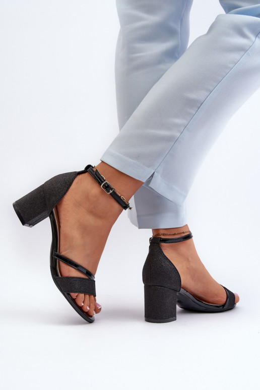Sandales brillantes à talons bas de couleur noire Ploemis Sandales brillantes à talons bas de couleur noire Ploemis