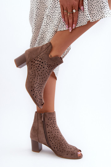 Boots femme à talon et bout ouvert en daim biologique ajouré Marron Halania