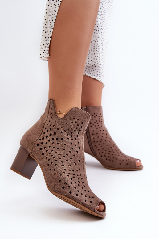 Boots femme à talon et bout ouvert en daim biologique ajouré Marron Halania Boots femme à talon et bout ouvert en daim biologique ajouré Marron Halania