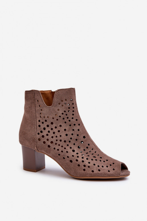 Boots femme à talon et bout ouvert en daim biologique ajouré Marron Halania Boots femme à talon et bout ouvert en daim biologique ajouré Marron Halania