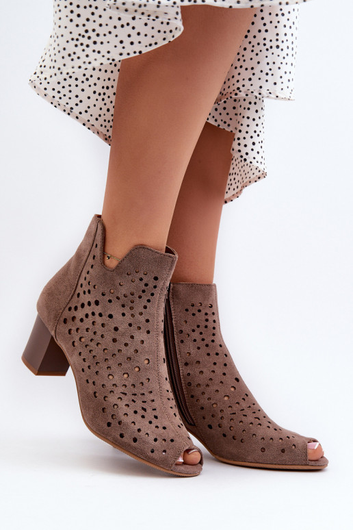 Boots femme à talon et bout ouvert en daim biologique ajouré Marron Halania Boots femme à talon et bout ouvert en daim biologique ajouré Marron Halania