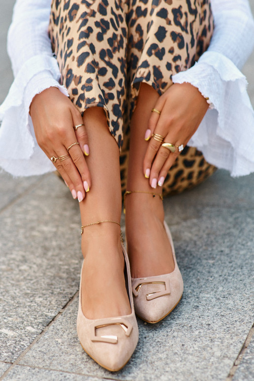 Chaussures à talons bas avec ornements en suède écologique S.Barski KV27-034 beige Chaussures à talons bas avec ornements en suède écologique S.Barski KV27-034 beige