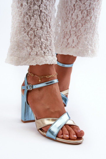 Sandales à talons élégants bleu ciel et dorées en simili cuir avec inscription Abilica