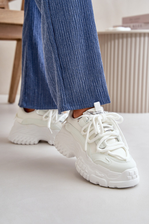 Baskets modèle chaussures pour femmes à semelles massives à la mode de couleur blanche Nevela