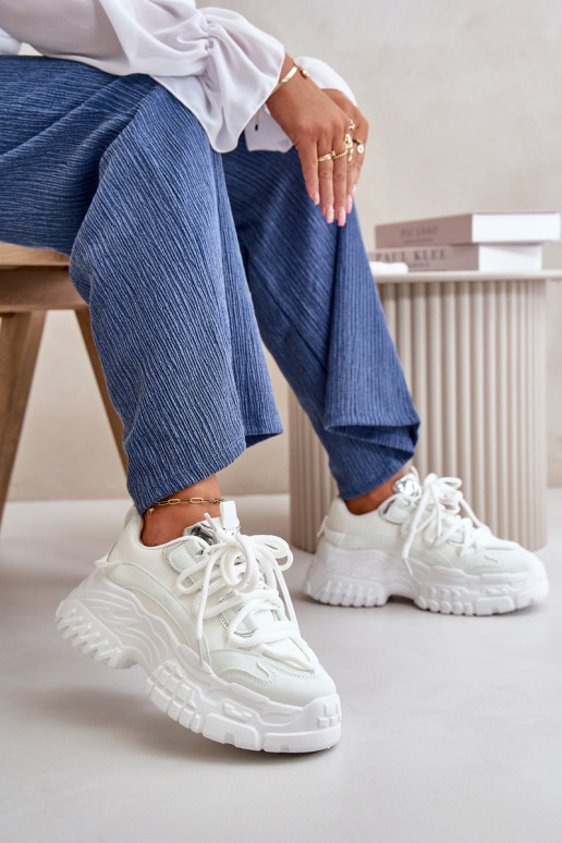 Baskets modèle chaussures pour femmes à semelles massives à la mode de couleur blanche Nevela