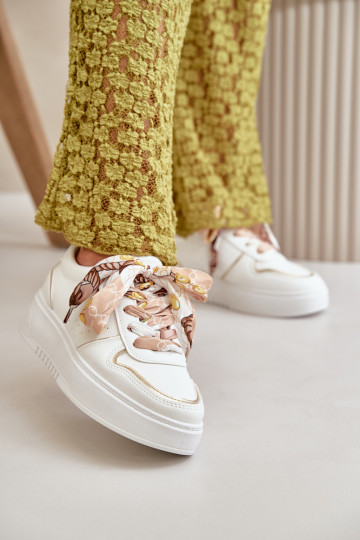 Baskets modèle chaussures pour femmes avec plateforme avec lacets décoratifs de couleur blanche Mistra