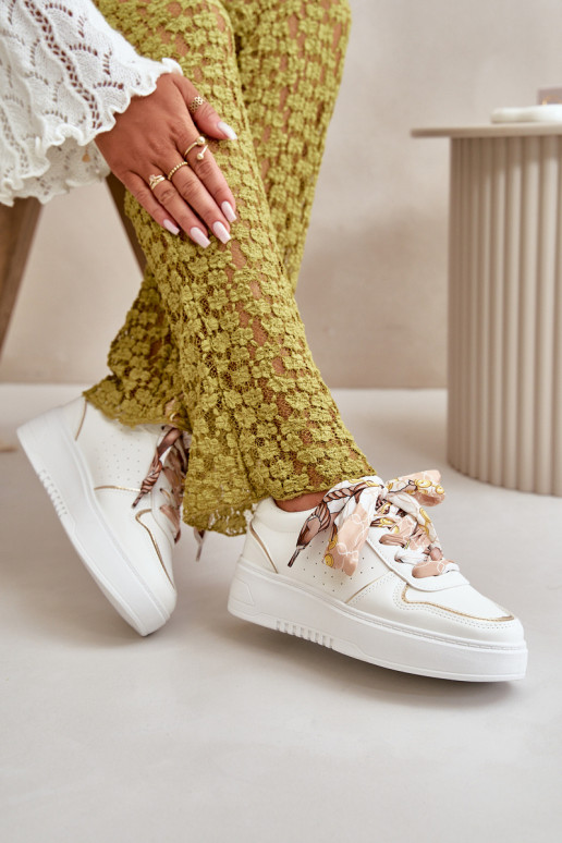 Baskets modèle chaussures pour femmes avec plateforme avec lacets décoratifs de couleur blanche Mistra