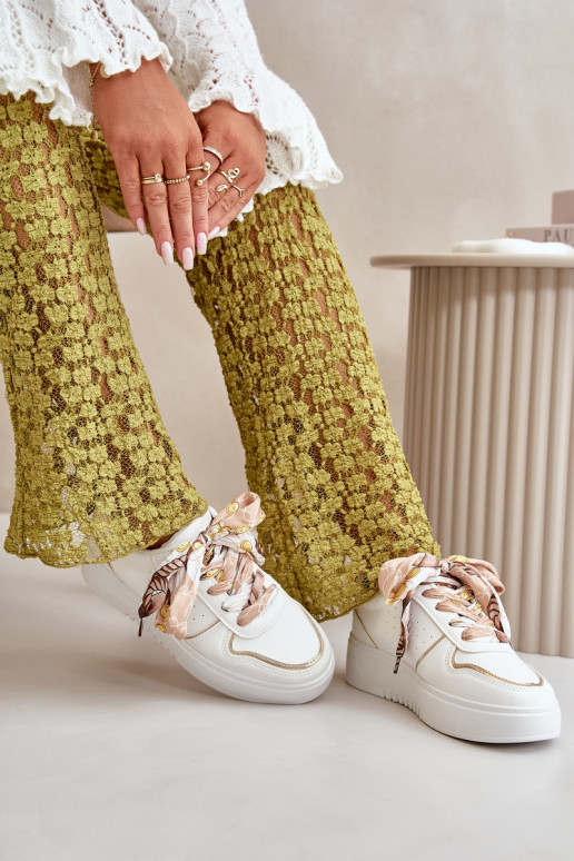 Baskets modèle chaussures pour femmes avec plateforme avec lacets décoratifs de couleur blanche Mistra