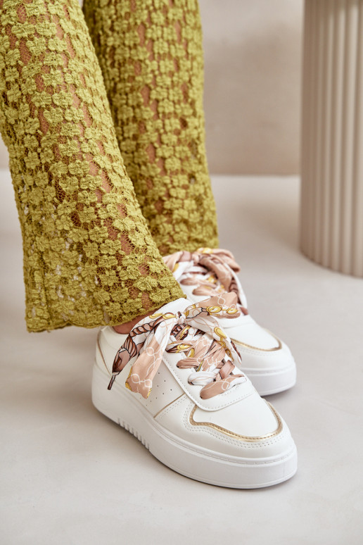 Baskets modèle chaussures pour femmes avec plateforme avec lacets décoratifs de couleur blanche Mistra Baskets modèle chaussures pour femmes avec plateforme avec lacets décoratifs de couleur blanche Mistra