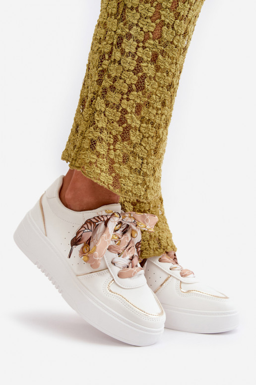Baskets modèle chaussures pour femmes avec plateforme avec lacets décoratifs de couleur blanche Mistra