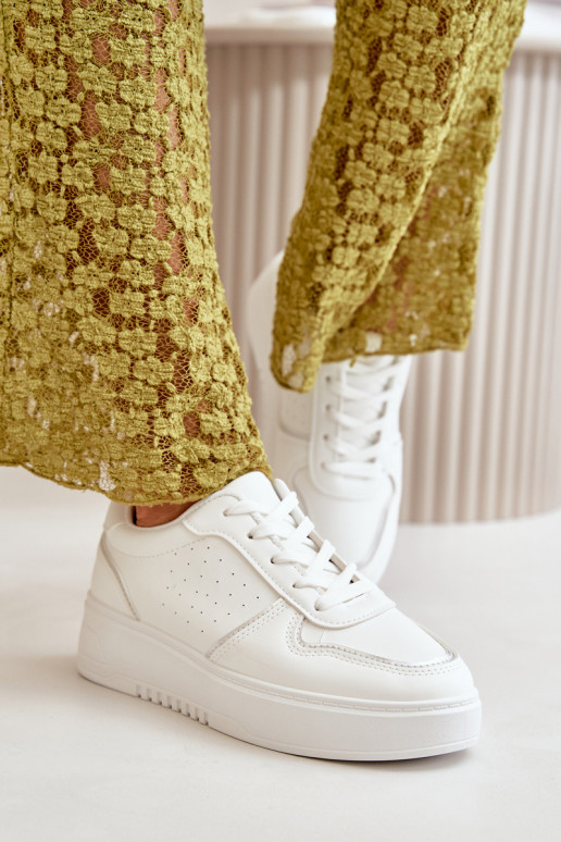 Baskets modèle chaussures pour femmes avec plateforme avec lacets décoratifs de couleur blanche Mistra Baskets modèle chaussures pour femmes avec plateforme avec lacets décoratifs de couleur blanche Mistra