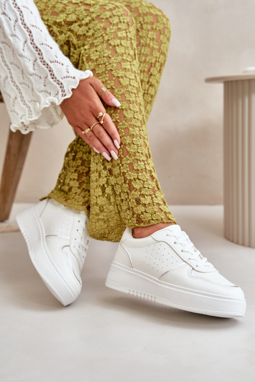 Baskets modèle chaussures pour femmes avec plateforme avec lacets décoratifs de couleur blanche Mistra Baskets modèle chaussures pour femmes avec plateforme avec lacets décoratifs de couleur blanche Mistra