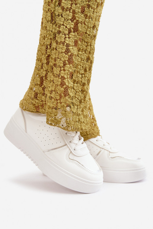 Baskets modèle chaussures pour femmes avec plateforme avec lacets décoratifs de couleur blanche Mistra Baskets modèle chaussures pour femmes avec plateforme avec lacets décoratifs de couleur blanche Mistra