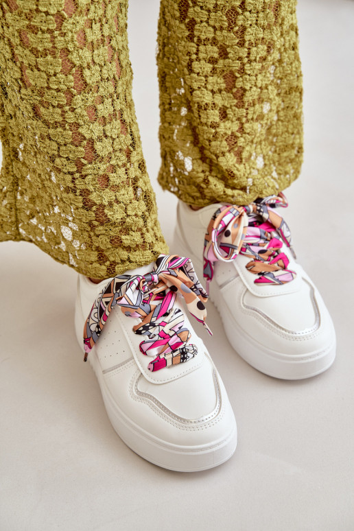 Baskets modèle chaussures pour femmes avec plateforme avec lacets décoratifs de couleur blanche Mistra Baskets modèle chaussures pour femmes avec plateforme avec lacets décoratifs de couleur blanche Mistra