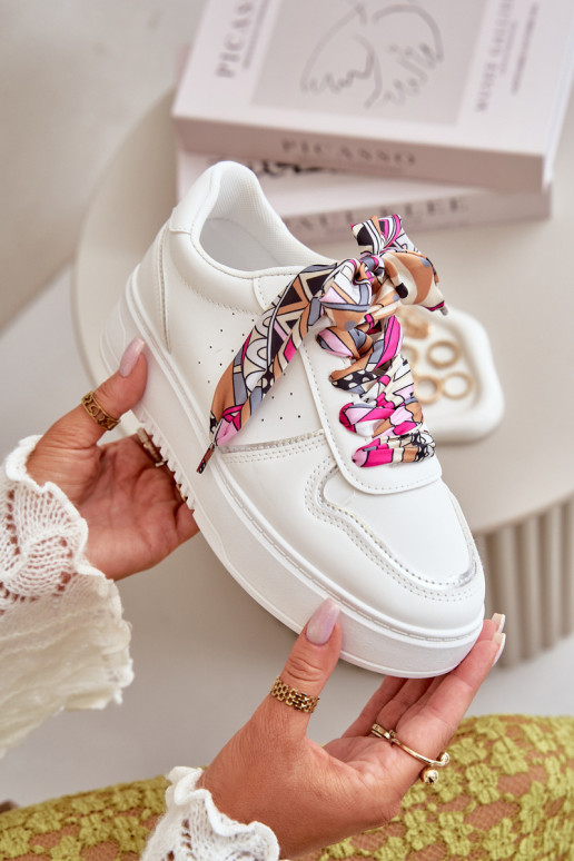 Baskets modèle chaussures pour femmes avec plateforme avec lacets décoratifs de couleur blanche Mistra Baskets modèle chaussures pour femmes avec plateforme avec lacets décoratifs de couleur blanche Mistra