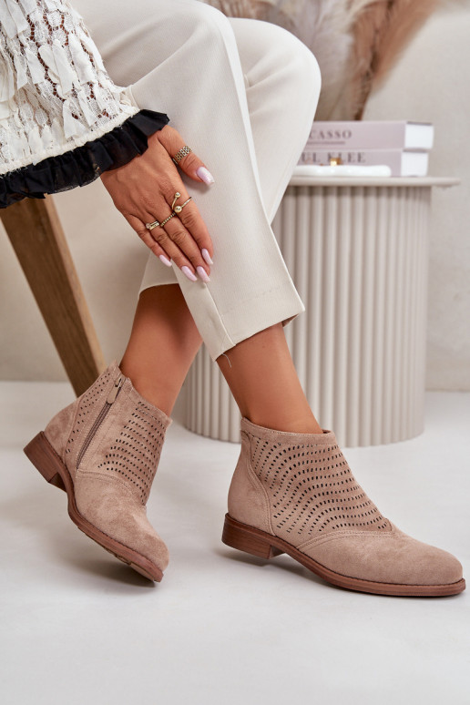 Bottes pour femmes avec des talons larges avec des éléments ajourés beige S.Barski HY42-076 Bottes pour femmes avec des talons larges avec des éléments ajourés beige S.Barski HY42-076