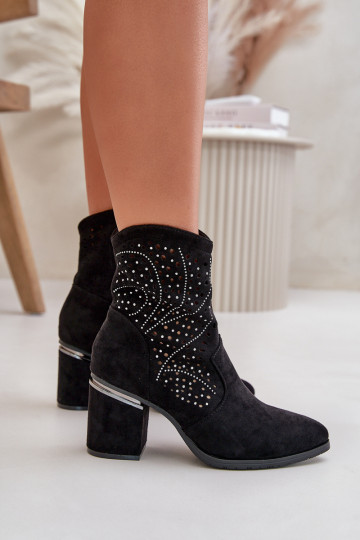Décoré avec des éléments ajourés Bottes pour femmes Z en daim écologiqueu couleur noire S.Barski HY42-029 2