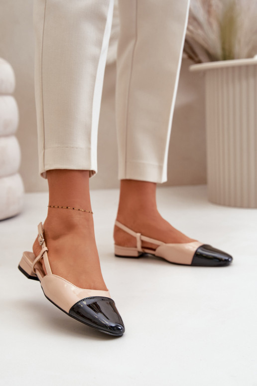Ballerines laquées Sur un talon bas avec un talon ouvert beige Kairael