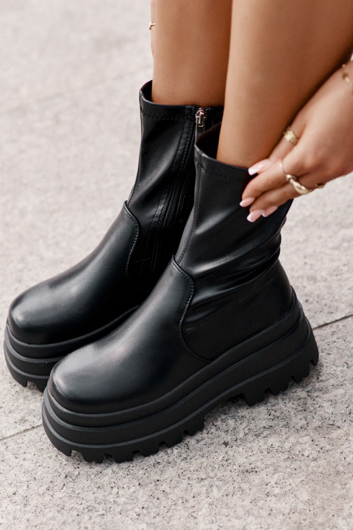 Bottes avec une plateforme couleur noire Florinara Bottes avec une plateforme couleur noire Florinara