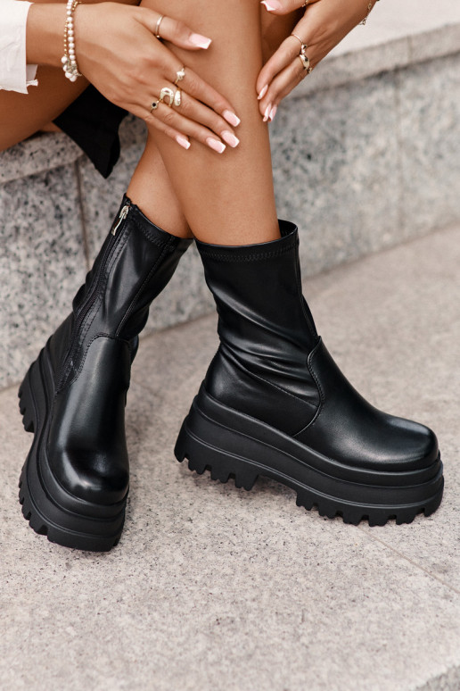 Bottes avec une plateforme couleur noire Florinara Bottes avec une plateforme couleur noire Florinara