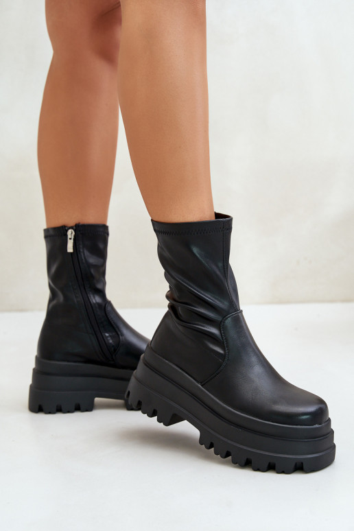 Bottes avec une plateforme couleur noire Florinara Bottes avec une plateforme couleur noire Florinara