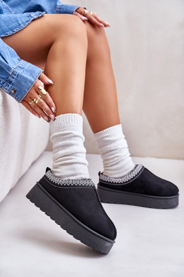 Bottes de neige Féminin avec une plateforme réchauffer avec de la fourrure à l intérieur couleur noire Remenia