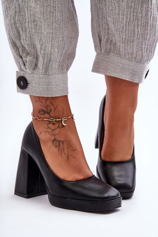 Chaussures à talon large de couleur... Chaussures à talon large de couleur...