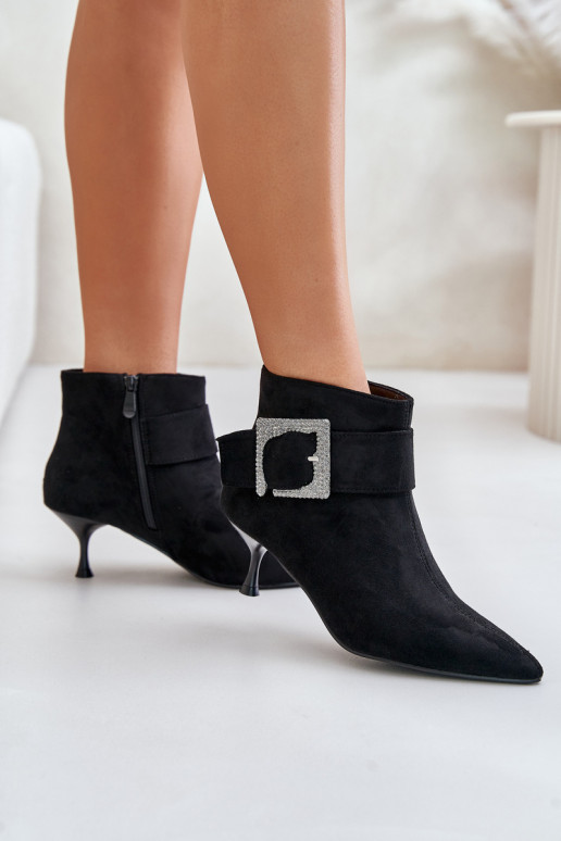 Bottes pour femmes avec des talons fins décorer avec boucles couleur noire Nirilis
