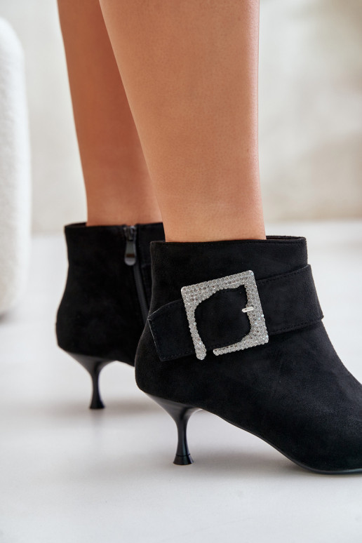 Bottes pour femmes avec des talons fins décorer avec boucles couleur noire Nirilis