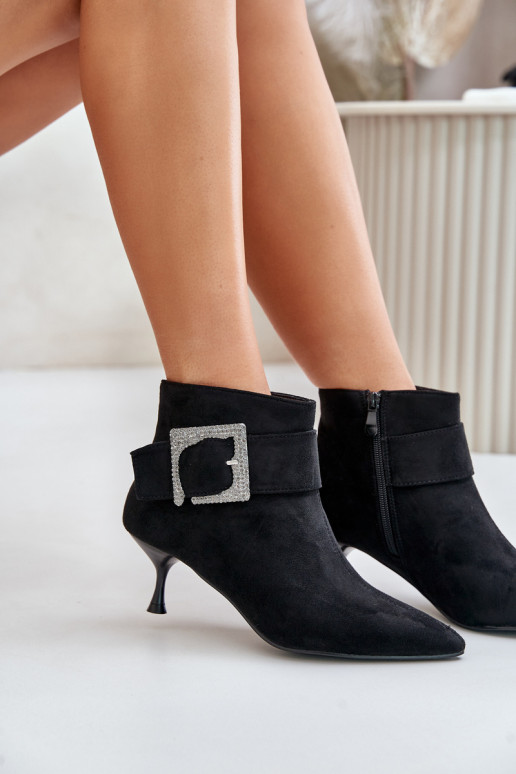 Bottes pour femmes avec des talons fins décorer avec boucles couleur noire Nirilis