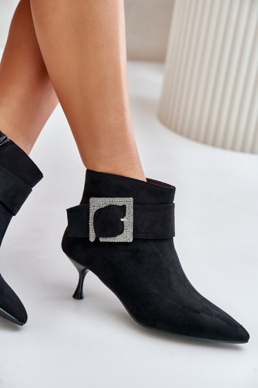 Bottes pour femmes avec des talons fins décorer avec boucles couleur noire Nirilis