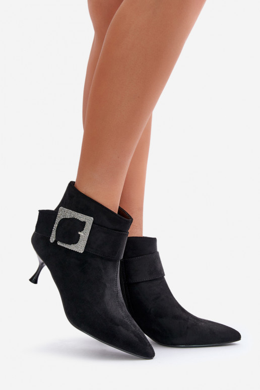 Bottes pour femmes avec des talons fins décorer avec boucles couleur noire Nirilis