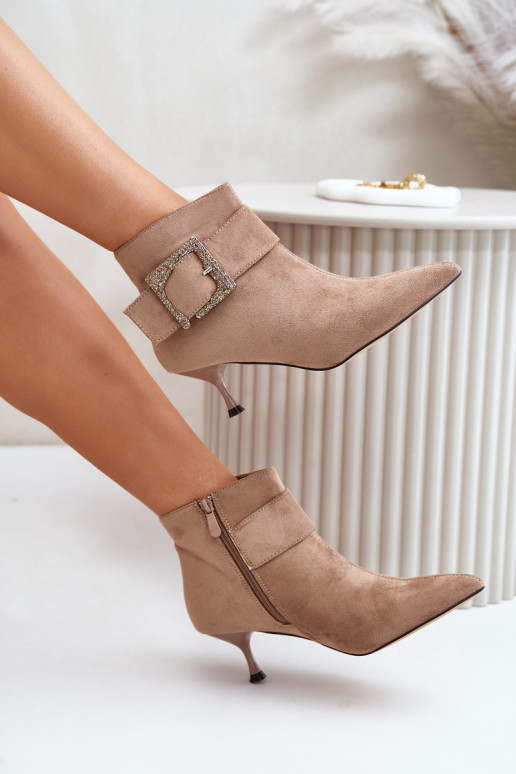 Bottes pour femmes avec des talons fins décorer avec boucles beige Nirilis