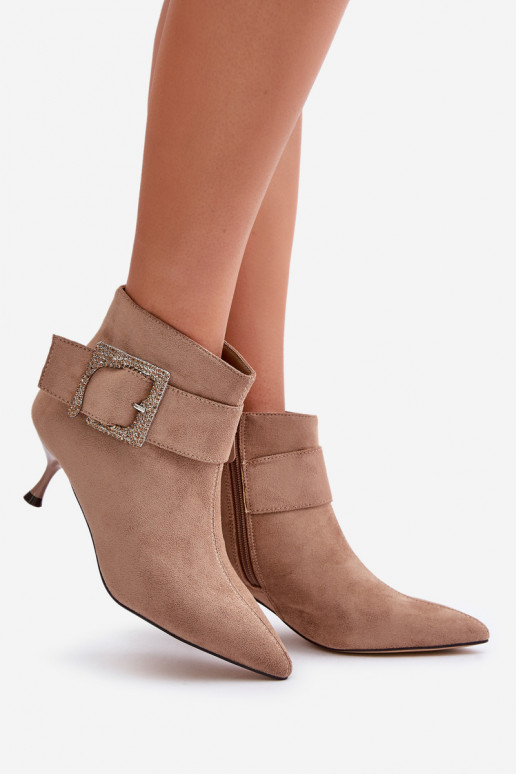Bottes pour femmes avec des talons fins décorer avec boucles beige Nirilis