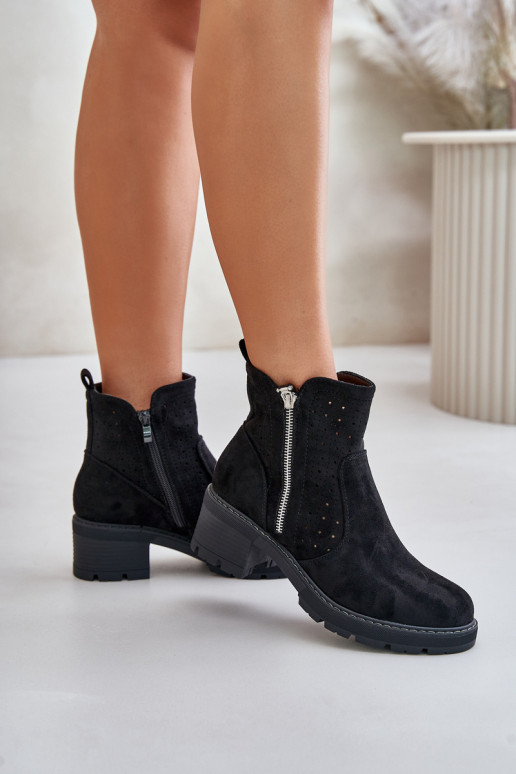 Bottes pour femmes avec des éléments ajourés avec des talons couleur noire Oviria Bottes pour femmes avec des éléments ajourés avec des talons couleur noire Oviria