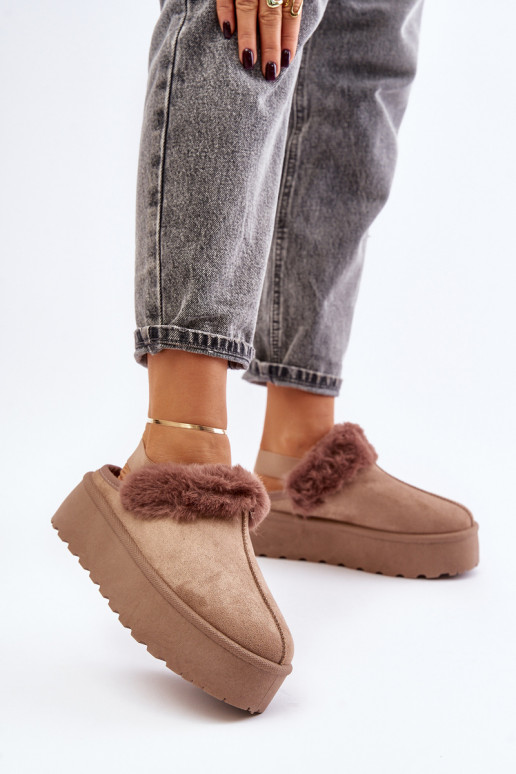 Chaussons Féminin avec une plateforme avec un manteau de fourrure beige Linaris Chaussons Féminin avec une plateforme avec un manteau de fourrure beige Linaris