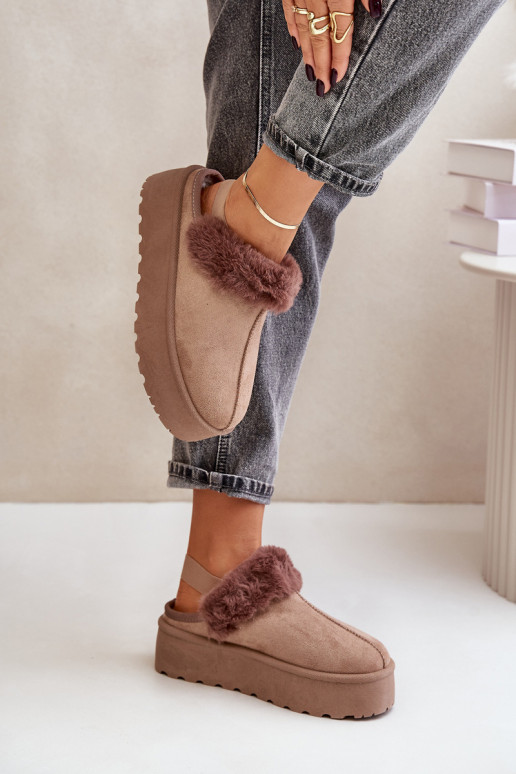 Chaussons Féminin avec une plateforme avec un manteau de fourrure beige Linaris Chaussons Féminin avec une plateforme avec un manteau de fourrure beige Linaris