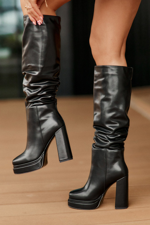 Un modèle convaincant bottes avec des talons et plateforme Avec des volants réchauffer couleur noire Beridra