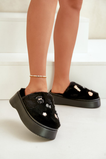 avec un manteau de fourrure Chaussons Féminin Sur une semelle épaisse Z Przypinkami couleur noire Zintoria 2