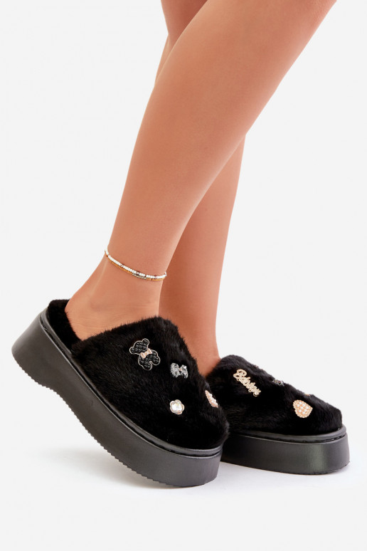 avec un manteau de fourrure Chaussons Féminin Sur une semelle épaisse Z Przypinkami couleur noire Zintoria