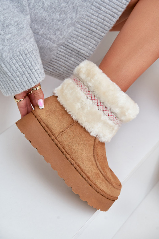 Bottes de neige Féminin avec une plateforme avec un manteau de fourrure I Un exemple marron Deepanti