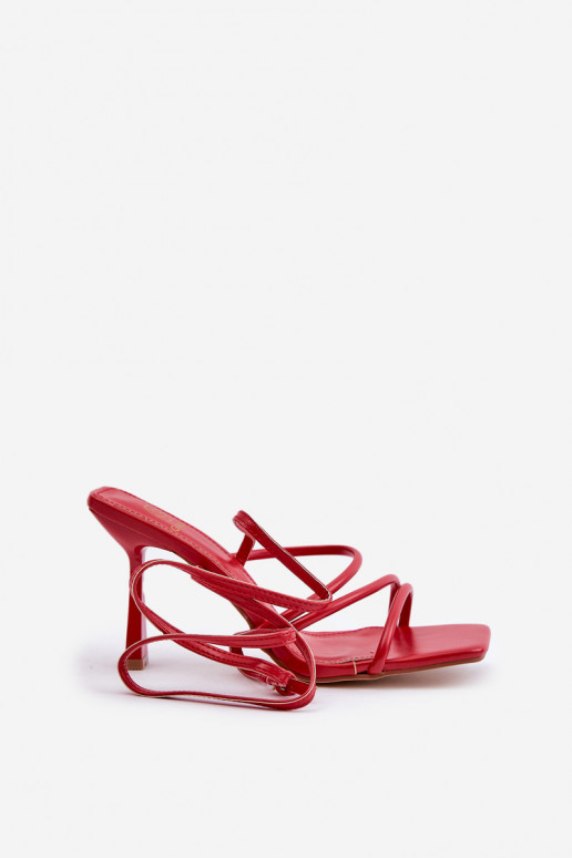Sandales élégantes avec des talons fins avec des bandes couleur rouge Saredi