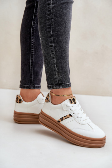Chaussures modèle baskets Féminin avec une plateforme avec des motifs en fourrure de léopard couleur blanche Dravinnia