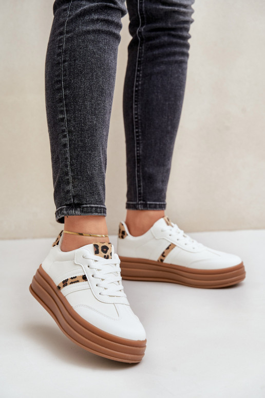 Chaussures modèle baskets Féminin avec une plateforme avec des motifs en fourrure de léopard couleur blanche Dravinnia Chaussures modèle baskets Féminin avec une plateforme avec des motifs en fourrure de léopard couleur blanche Dravinnia