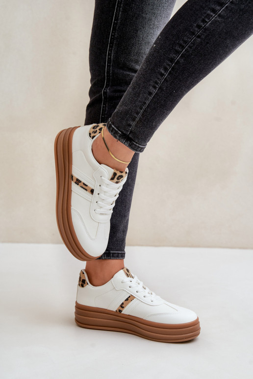 Chaussures modèle baskets Féminin avec une plateforme avec des motifs en fourrure de léopard couleur blanche Dravinnia Chaussures modèle baskets Féminin avec une plateforme avec des motifs en fourrure de léopard couleur blanche Dravinnia