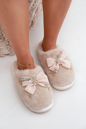 avec un manteau de fourrure Chaussons avec des rubans I Przypinkami beige Annalira