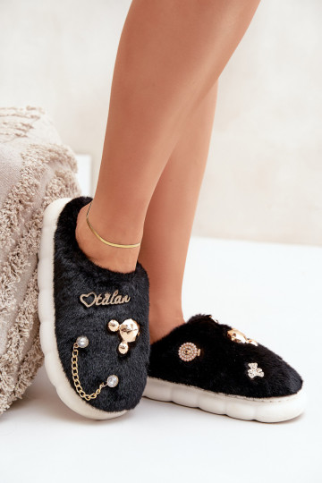 avec un manteau de fourrure Chaussons Z Przypinkami couleur noire Ivelfedi