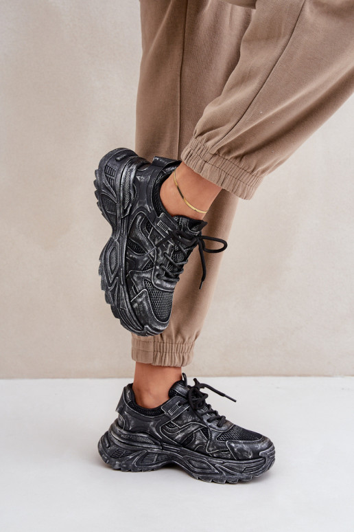 Chaussures modèle baskets Féminin Z Przetarciami avec une plateforme couleur noire SeladÀen