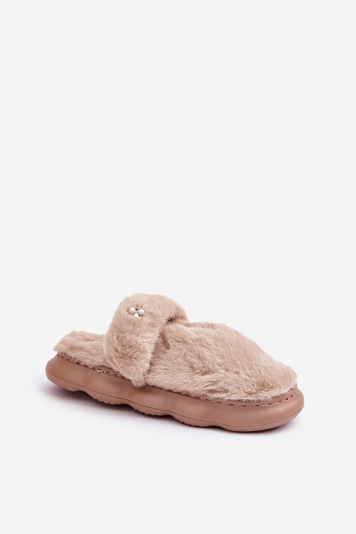 avec un manteau de fourrure Chaussons Z Il fautłą Broszką beige Primaria