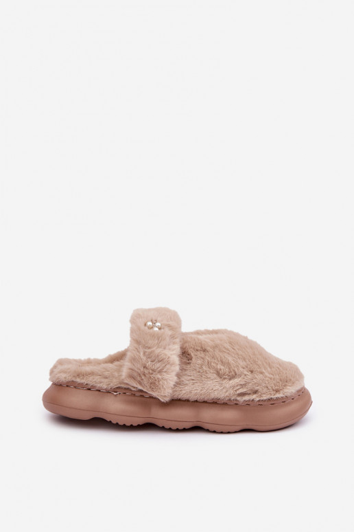 avec un manteau de fourrure Chaussons Z Il fautłą Broszką beige Primaria